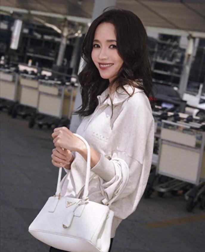 侯佩岑的松弛感赢麻了！机场私服简约高级，温柔减龄，岁月不败美人✨侯佩岑机场穿