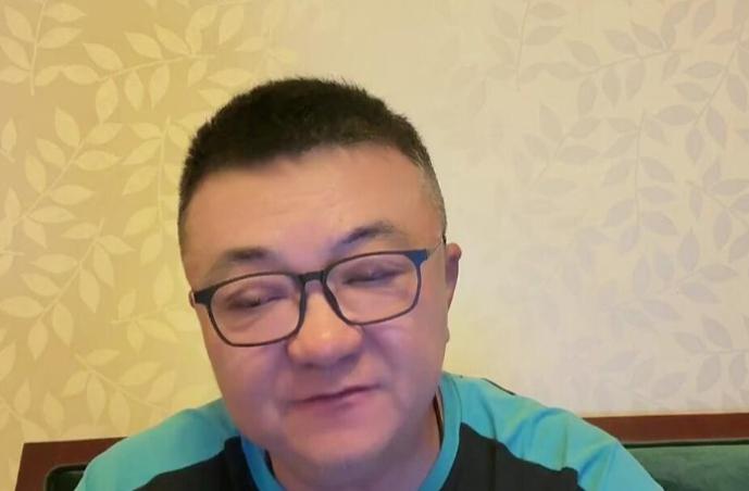 董路说了一句大实话：足协选邵佳一，就是准备舍弃这四年。为什么？01、02年龄段