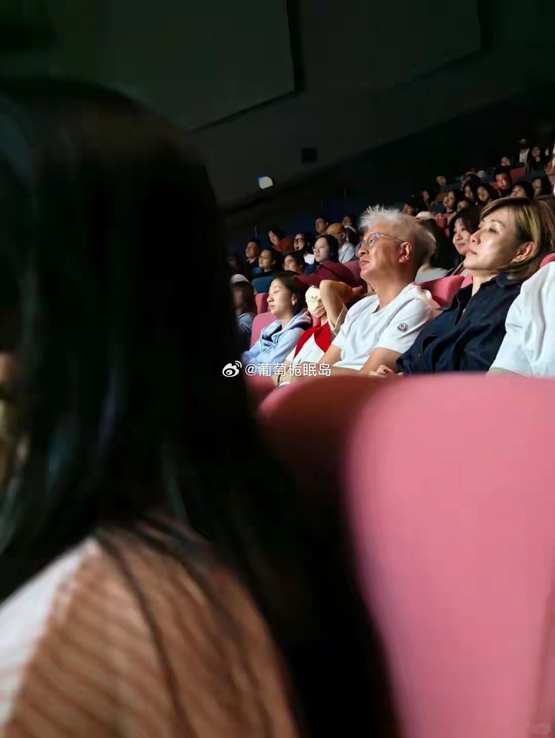 赵丽颖看谢娜话剧，戴200元耳环穿800元披肩，鞋子仅1600块太低调​
