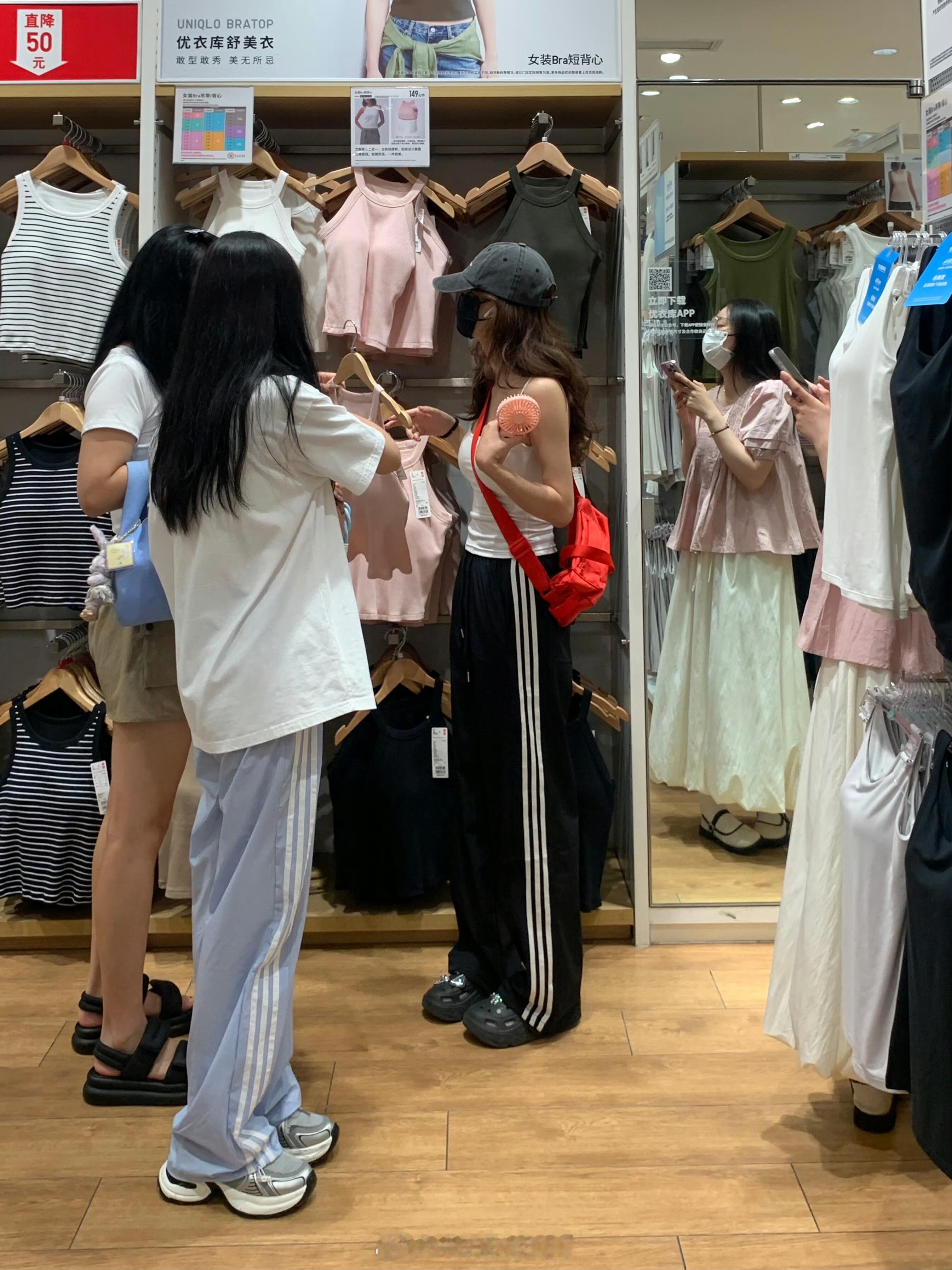 不会穿搭真的别乱学网上穿搭了。。。不是，，今天跟朋友出去玩，穿了一身蓝色系，还搭