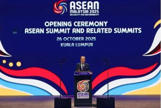 东盟峰会全家福新增一人缺一人 10月26号上午,第47届东盟峰会在