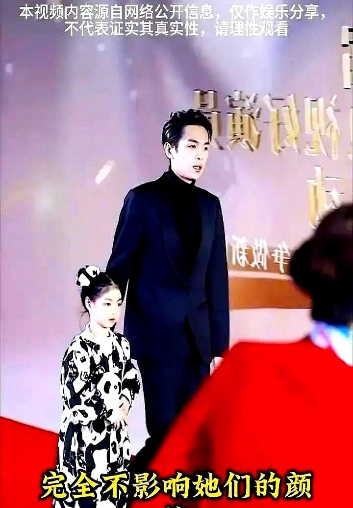 “我女儿出生第一眼，没看见我的梨涡，眼睛倒是拿走了他爸的。”唐艺昕笑着吐槽，