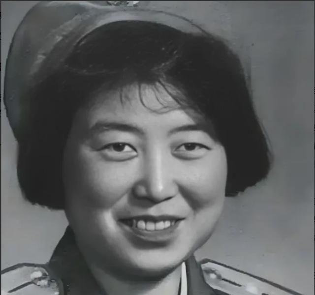 1964年，28岁的张连芳接到调令。临上飞机前，她笑着拍完照，却听见身后有人小声