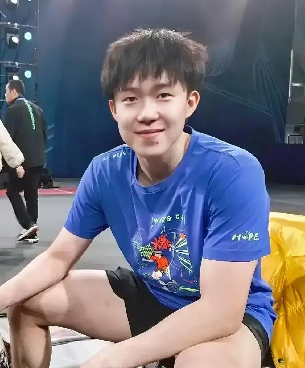 我宣布！体育圈所有明星都该向王楚钦看齐！我看这孩子心里透亮。早些年队里发水杯
