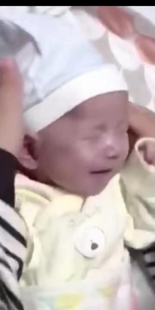 婴儿半夜突然大哭，爸妈怎么哄都没用，抱着就往医院冲。路上孩子突然安静了，他们