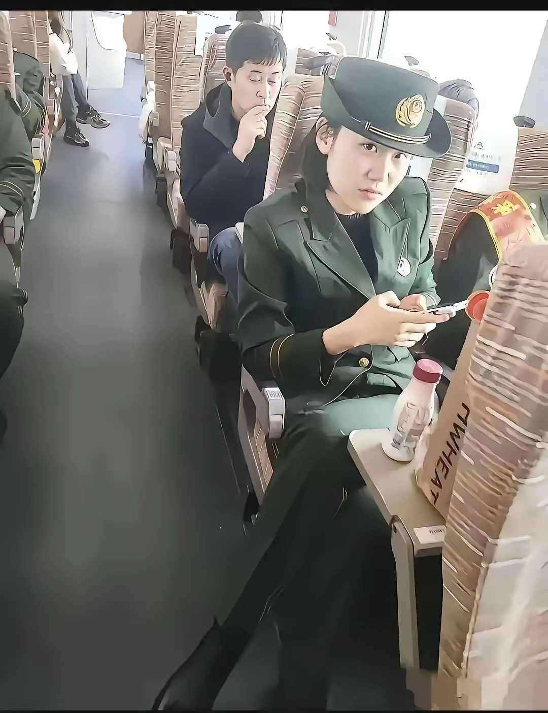 清秀端正的五官，白净的皮肤，制服加身，英姿飒爽。在列车上显得格外出众。