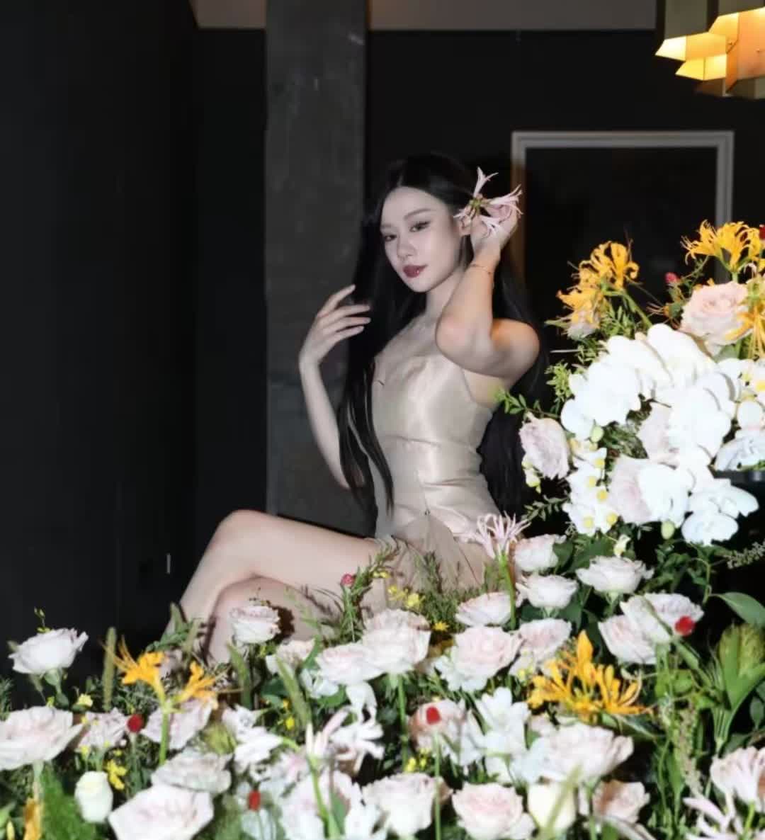 范志毅爱女范斯晶24日晚晒出了27岁的生日照，相恋多年的男友马镇前来助阵，她们继