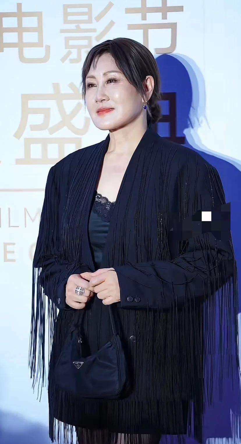 刚看完张凯丽获奖造型，再一看陶慧敏的造型，都是60左右的女演员，你更喜欢谁的装扮