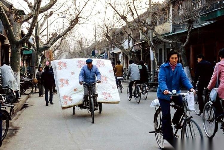 1978年12月18日那场会议，硬生生把中国人的饭碗给换了。有人问，要是当年没推