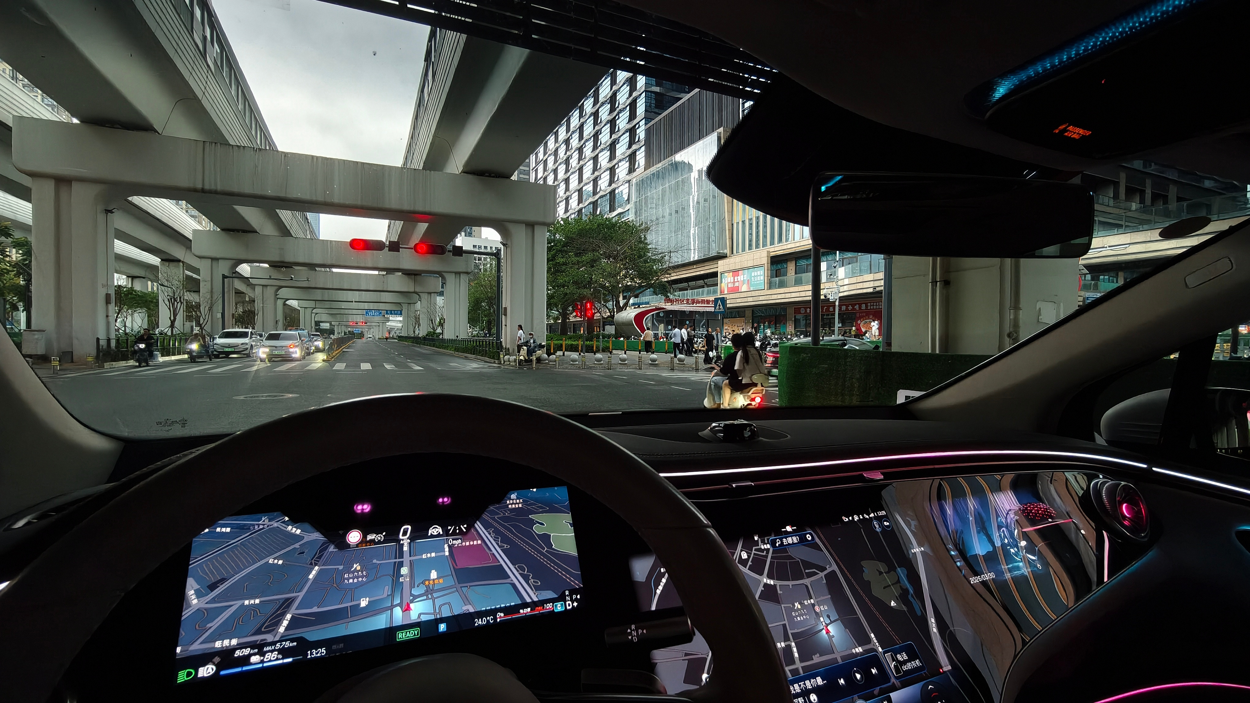 暴雨天深圳机场再次sorry全世界刚才中午1点钟，本应该艳阳高照，结果深圳天黑了