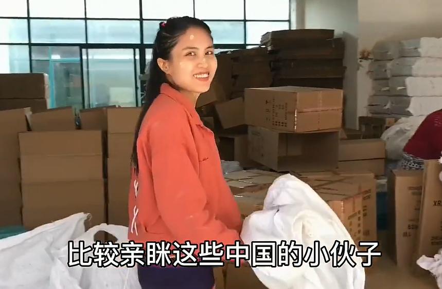 缅甸姑娘在边境的手电筒厂工作！由于缅甸连续打内战，导致大批缅甸大小姑娘，都跑