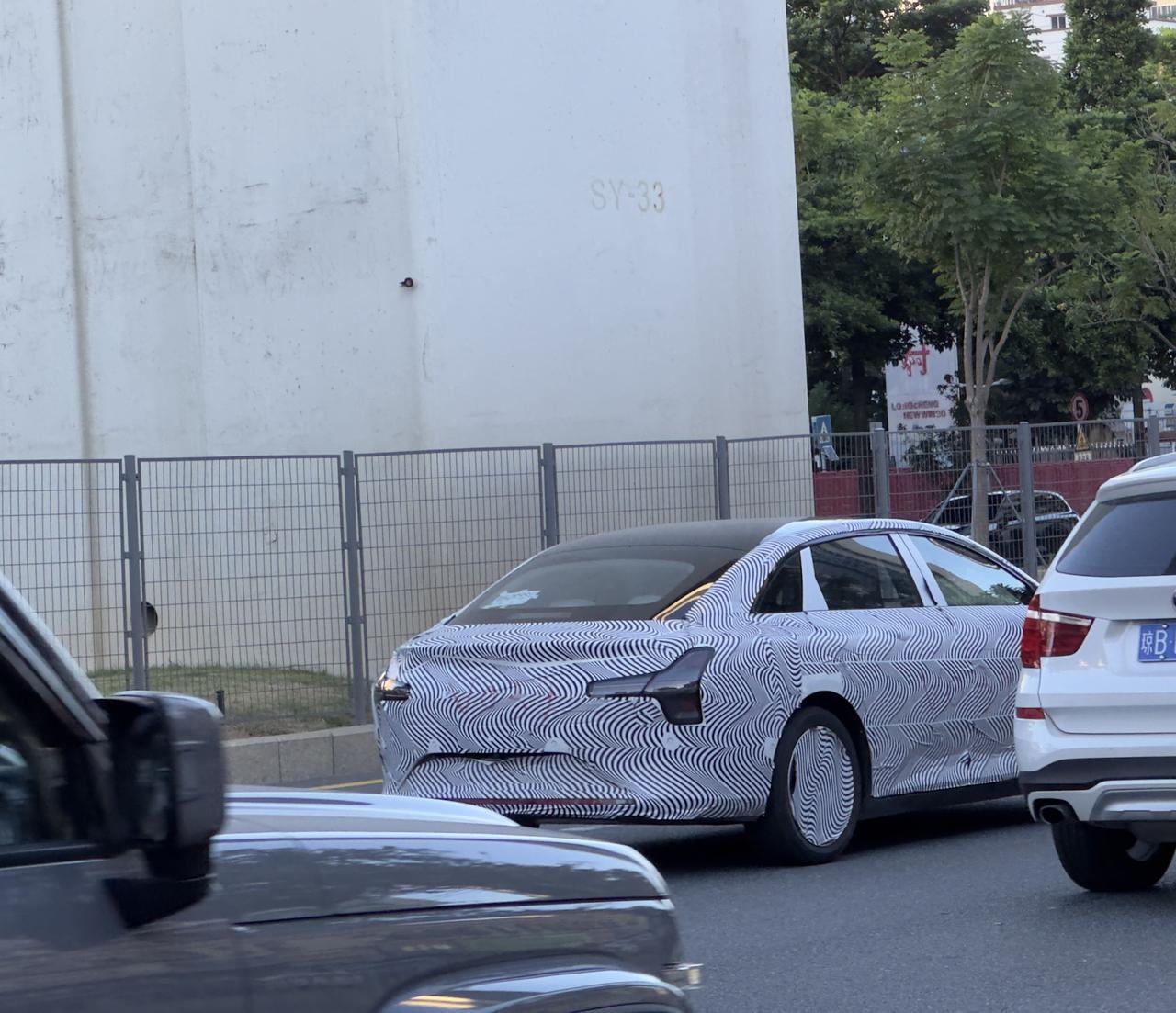 在路上遇到一辆测试车，看车尾灯应该是小鹏MonaM03，看来要出新款小鹏Mon