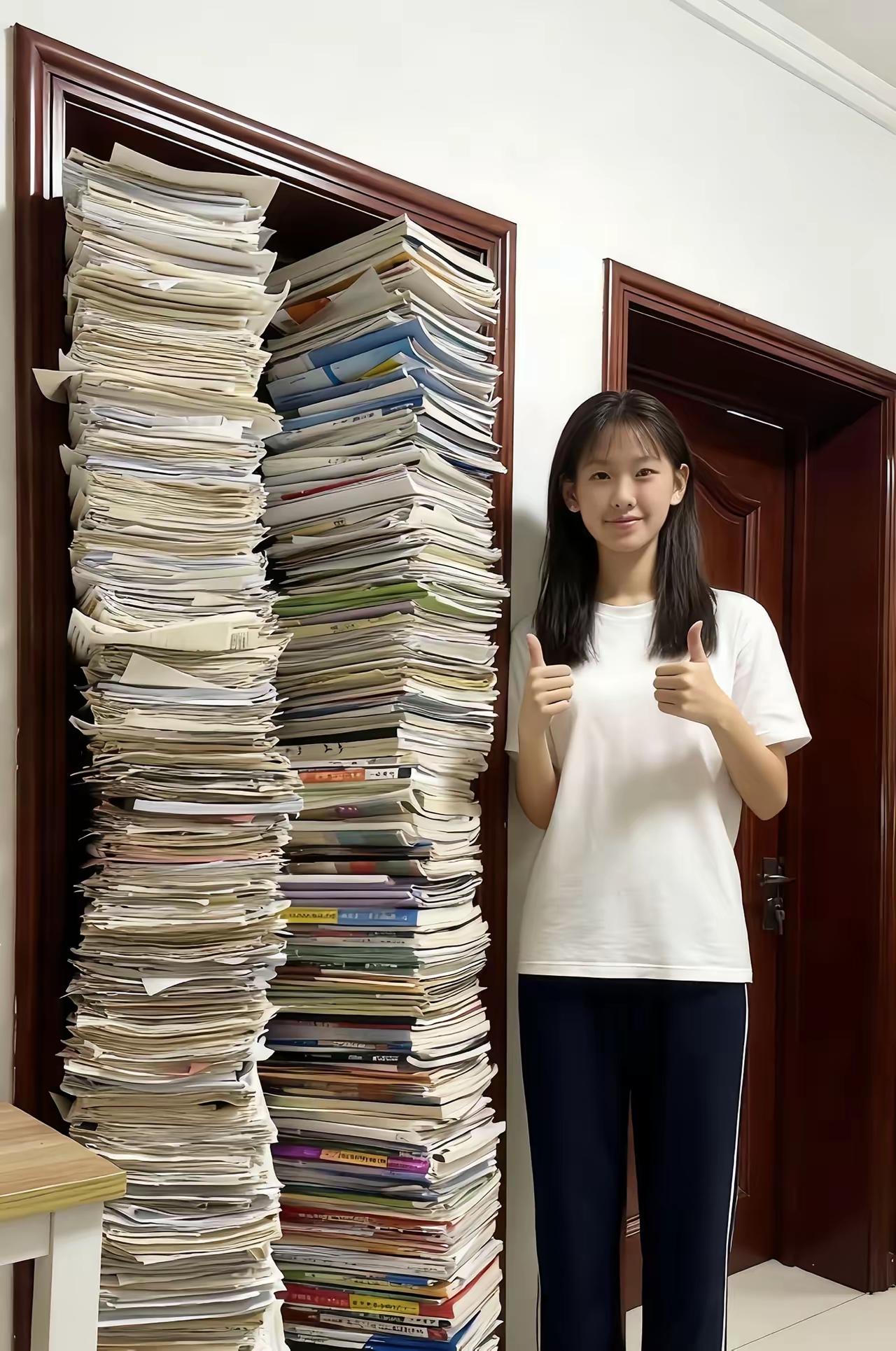 邻居汪局长女儿读书真是厉害，去年考上了中国最高学府清华大学，一天她觉得有些作业本