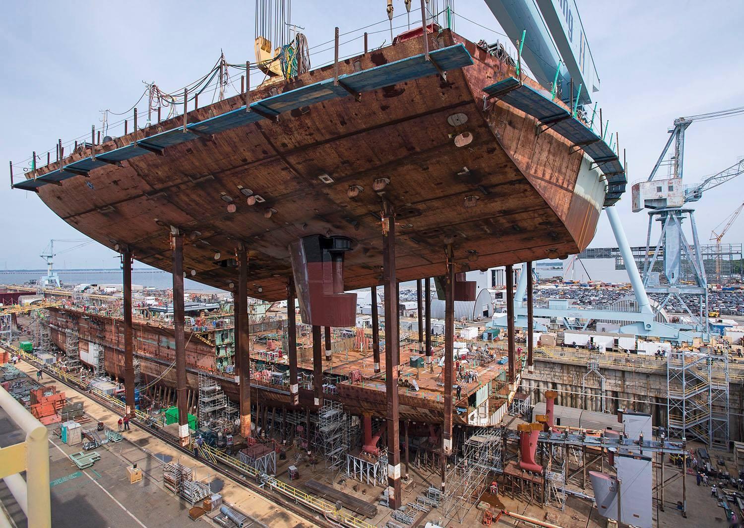 非常干净的平整截面，和美式祖传圆屁股完全不一样的等下水了再看看有没有艉部水线部分