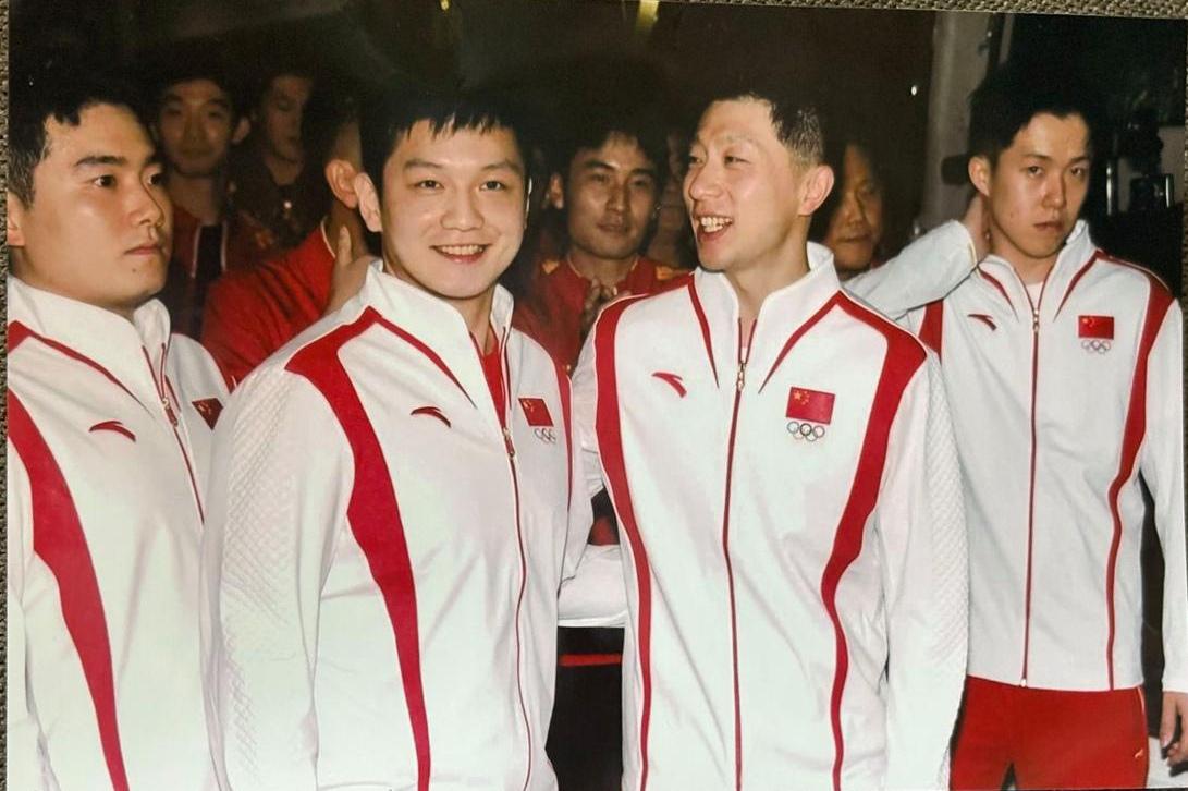 国乒4帅同框：樊振东颜若冠玉，笑若朗月，神仪明秀；马龙耸鼻贝齿，龙姿凤表；梁靖崑