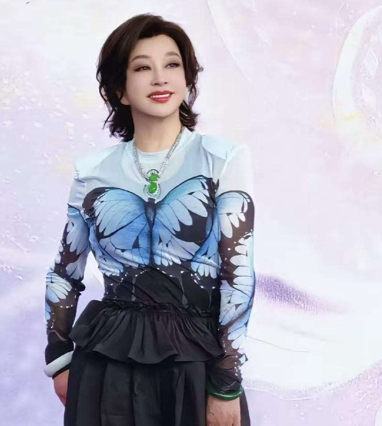 娱乐圈出了一个很传奇的艺人这个人就是刘晓庆她都已经74岁了，年轻人喜欢干的事
