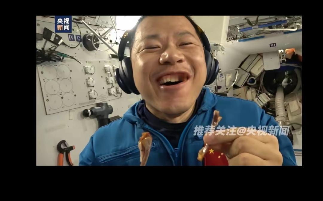 第一次见到航天员如此不顾形象的搞“吃播”，比特朗普在韩国吃的国宴强百倍！​终于