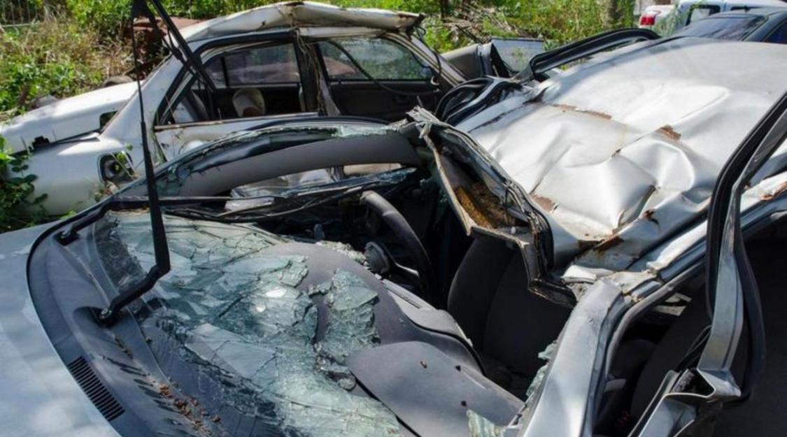 太倒霉了！山东青岛，女子花26万买了台特斯拉，一家人喜滋滋的去店里提车，结果交完