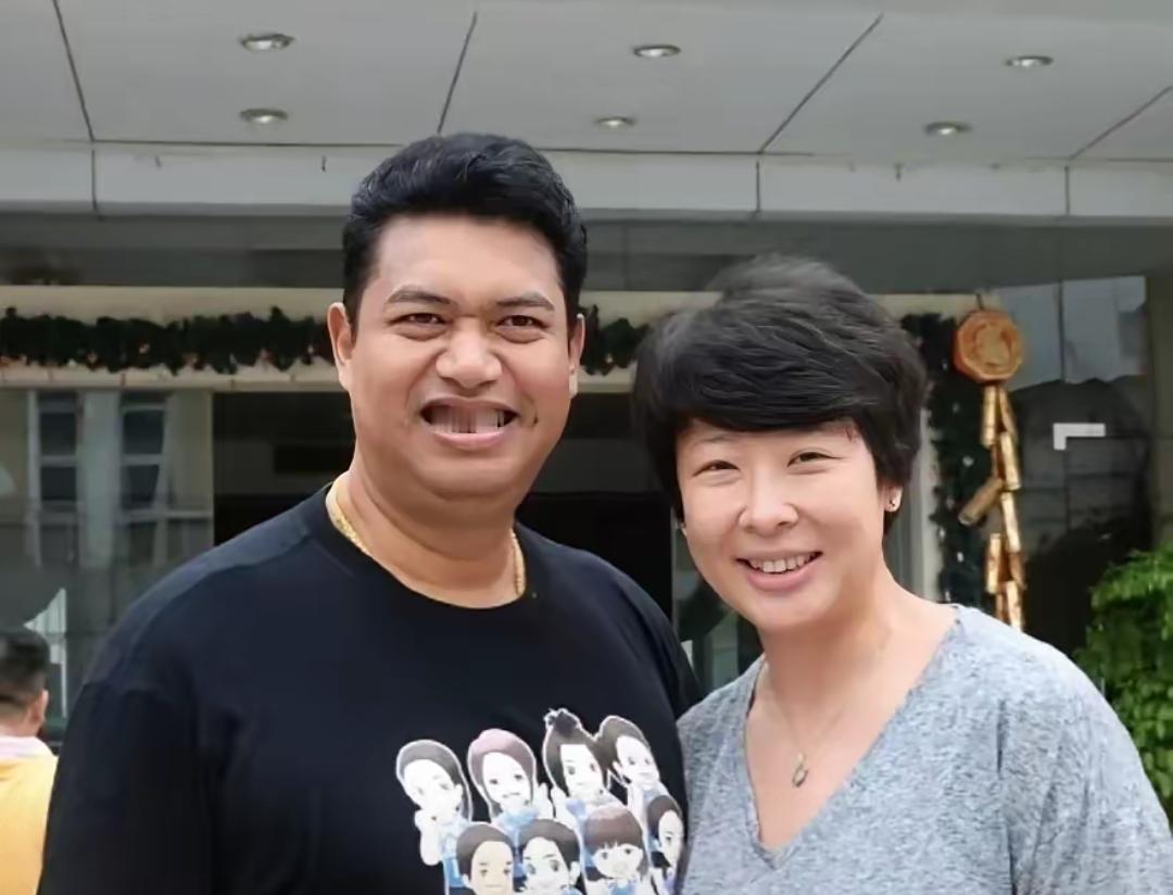 冯坤嫁给泰国女排主教练加提蓬后，就把中国队的看家本领传给泰国女排。这就有点尴