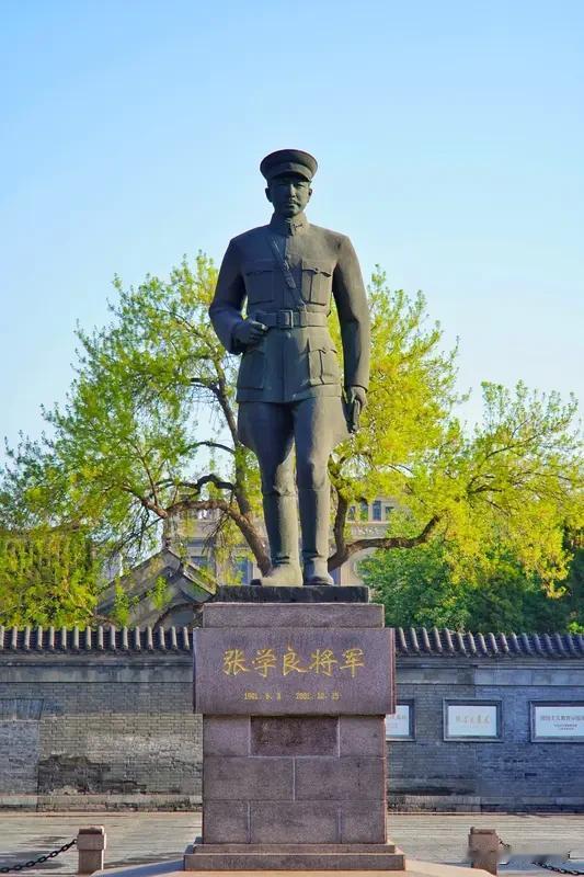 吴石将军墓前那道5米长的花墙太让人动容了。它在福田公墓，是市民和游客自发献花堆成