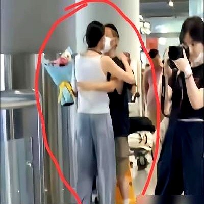 36岁的梁洛施牵着新男友的手走下飞机，没带保镖，没挎爱马仕。旁边那个男人是导演马浴柯。两人穿着剧组几