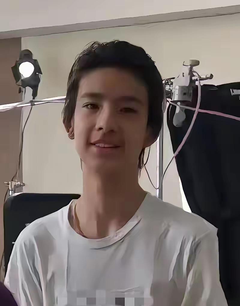 刷到顶顶最近参加活动的照片，突然懂了“孩子是最长远的投资”这句话。潘粤明董