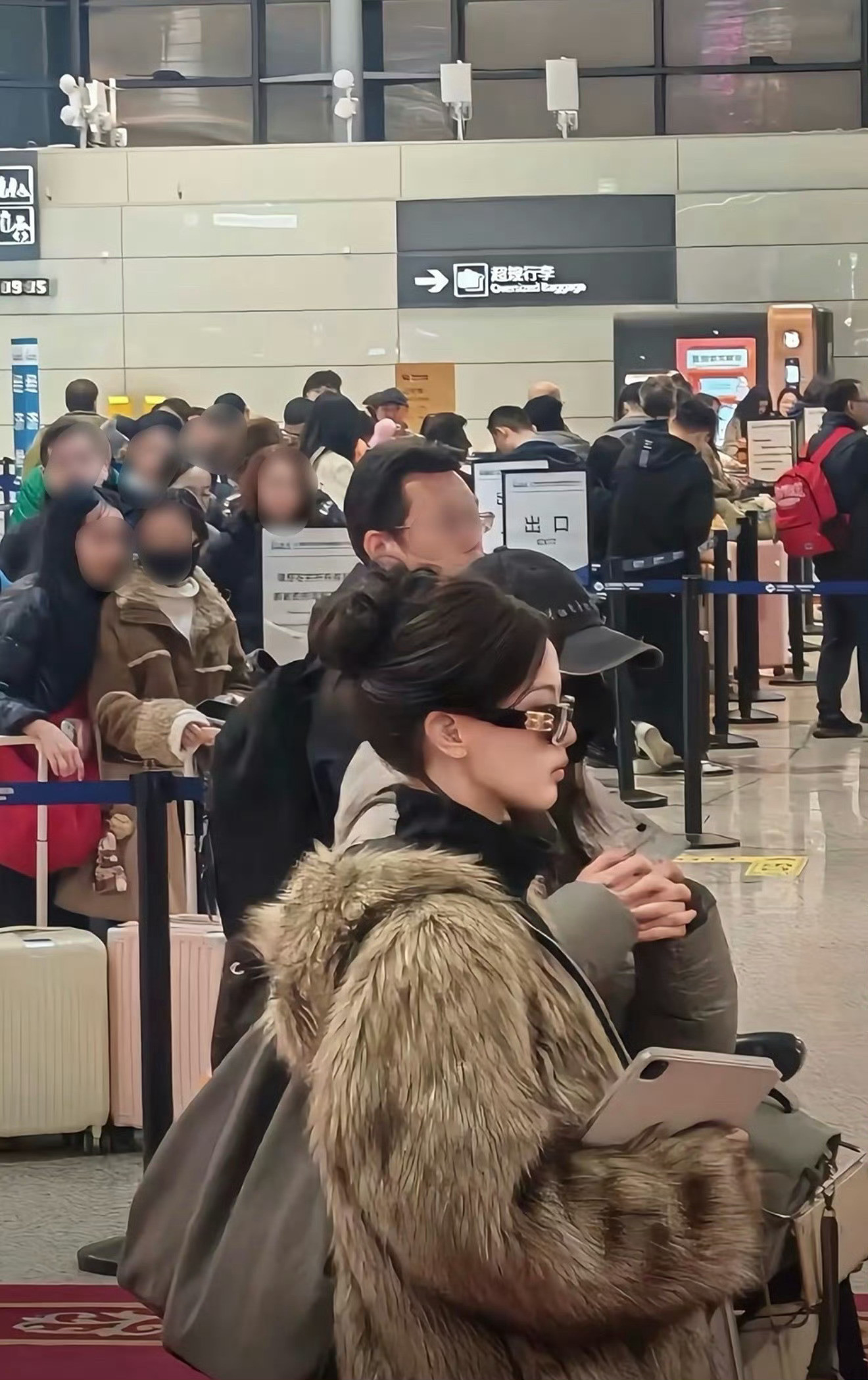 路人随手一拍就是神图，完美的头包脸，清晰的下颌线，看到杨超越这张我终于明白为啥要