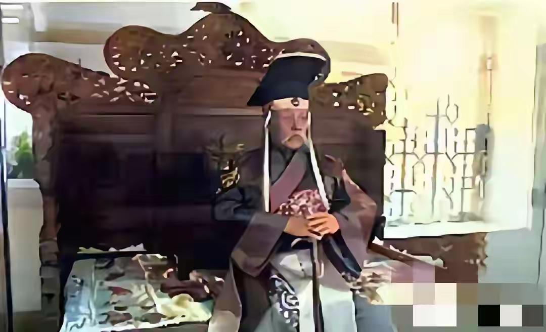 这是袁世凯登基时的真实模样，他穿着龙袍坐龙椅，一派帝王风范。说真的，袁世凯是真