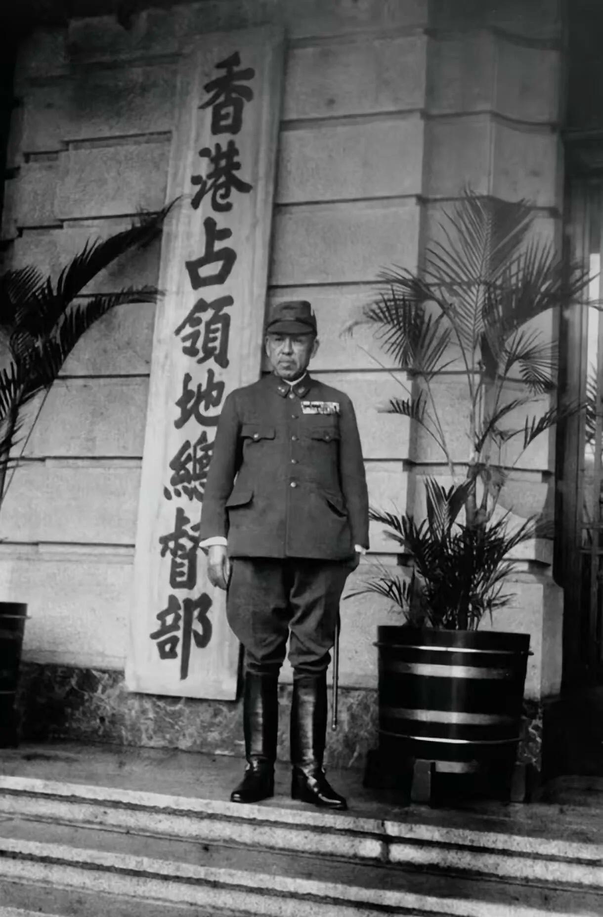 1942年，香港被日军占领后，“香港总督”矶谷廉介在总督府前的一张留影，这里曾经