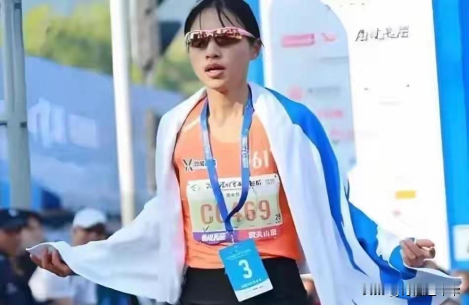 张水华官宣离职不到两天恶心的一幕就出现了事实证明白岩松说的真没错“她只是