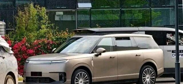 小鹏GX无伪装实车曝光1.定位与尺寸：旗舰大型6座SUV（2+2+2布局），长