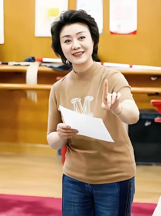 京剧演员李胜素年满60岁，她这辈子没结婚，也没孩子，身边却有个男人扎扎实实陪了快