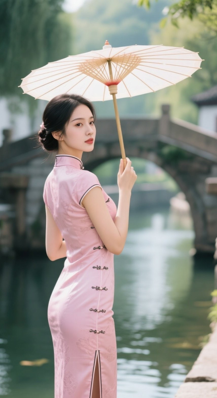 东方佳人旗袍裹身，回眸一笑百媚丛生