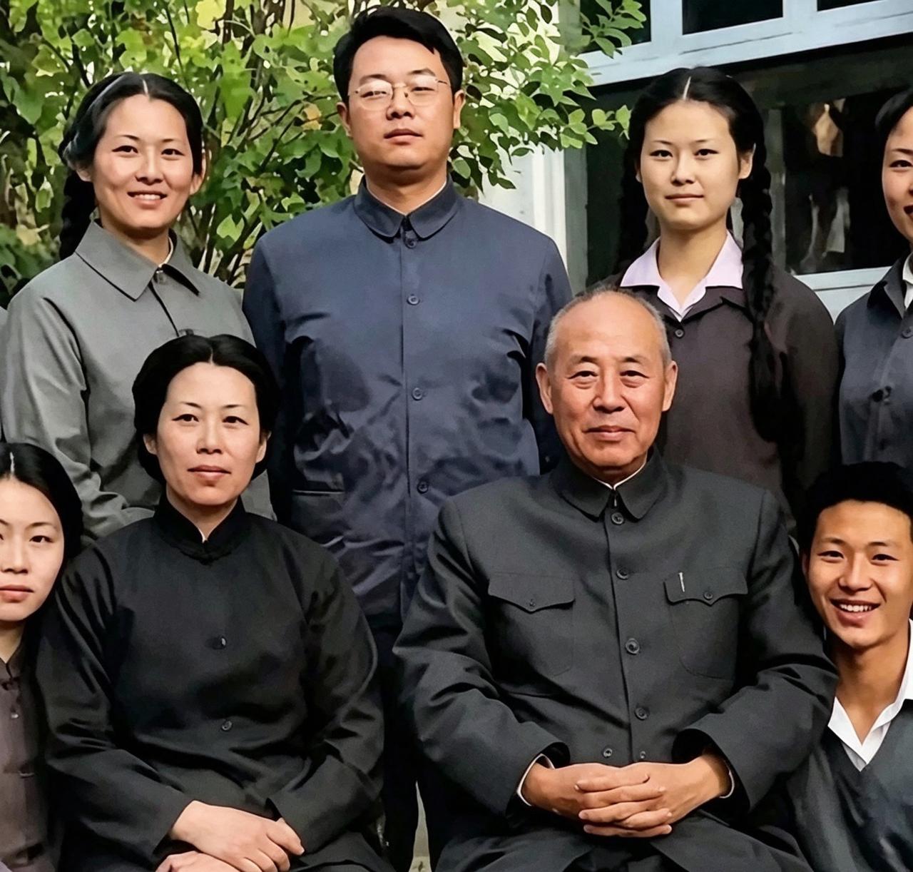 上世纪50年代，傅作义与妻子刘芸生以及孩子们的一张全家福。照片里的青年儿女，