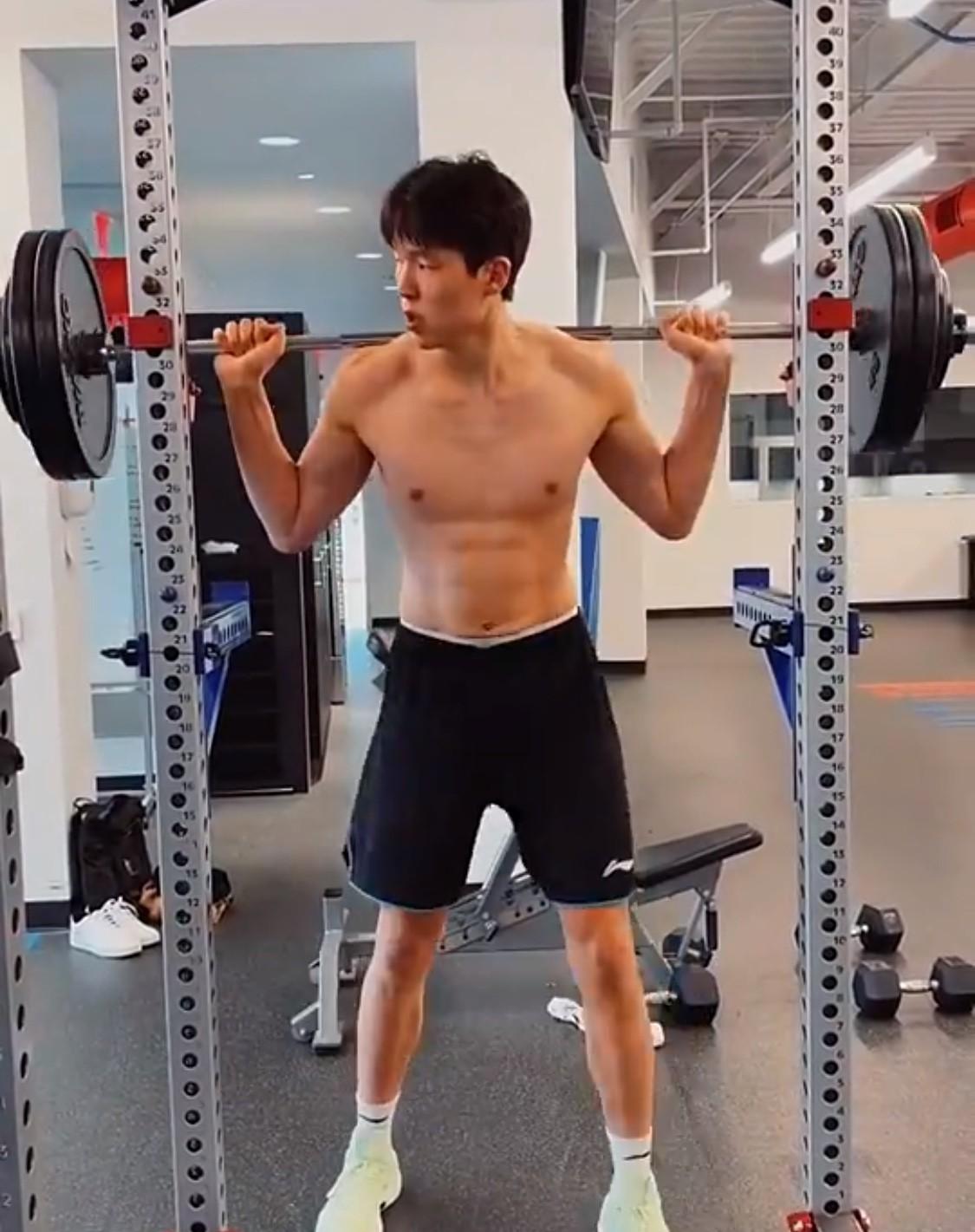 八块腹肌！杨瀚森NBA选秀集训效果明显啊。先不说球技涨了多少，也不论选秀能不能被