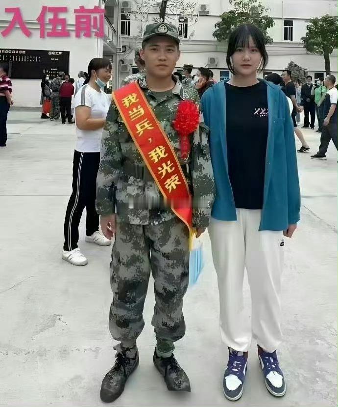 入伍和退伍，两人的气质都变了