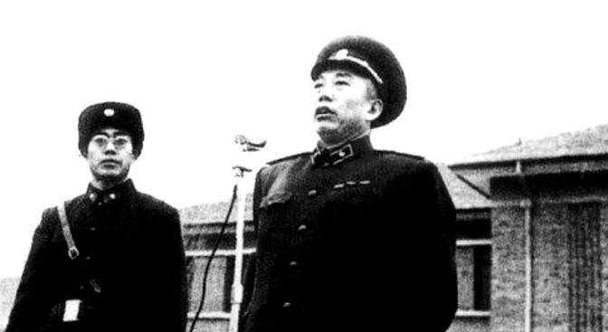 1957年，铁道兵司令王震上将遇到3个海军军官大声喝酒划拳。王司令走上前去，问：