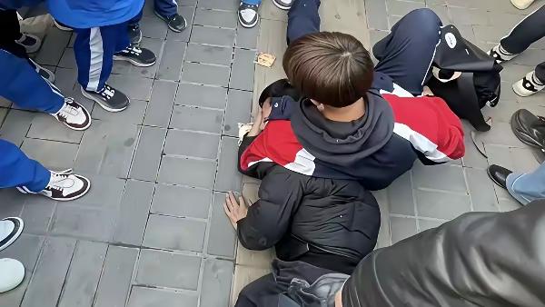 陕西延安，男子借着酒劲，在公交车上对一初中女孩动手动脚，女孩出言制止，结果男子竟