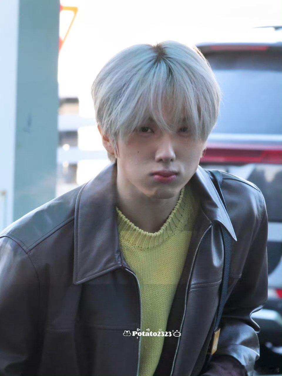 第一次参加巴黎时装周的朴志晟欧巴怎么出道这么多年了还这么有新人美🥺🥺