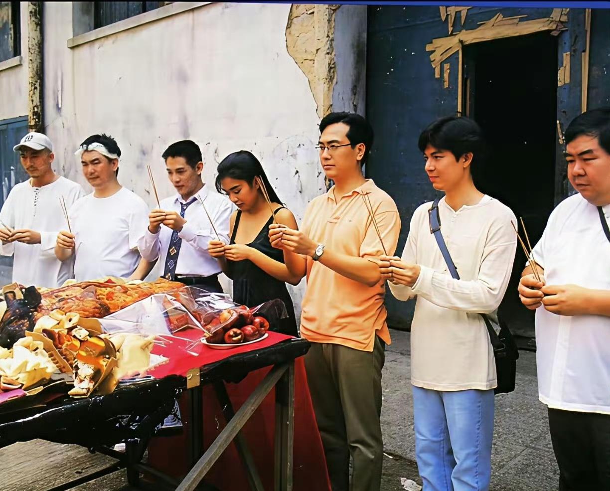 1994年《中南海保镖》拍摄现场剧照曝光！李连杰特别帅气，上身笔挺白色的衬衫，