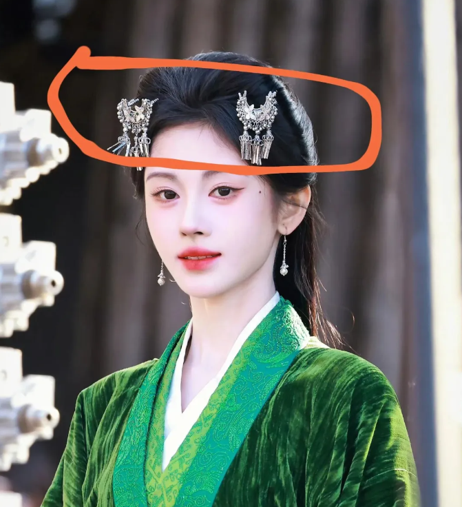 为什么鞠婧祎头上戴犄角？原来这对步摇还有这样的作用！