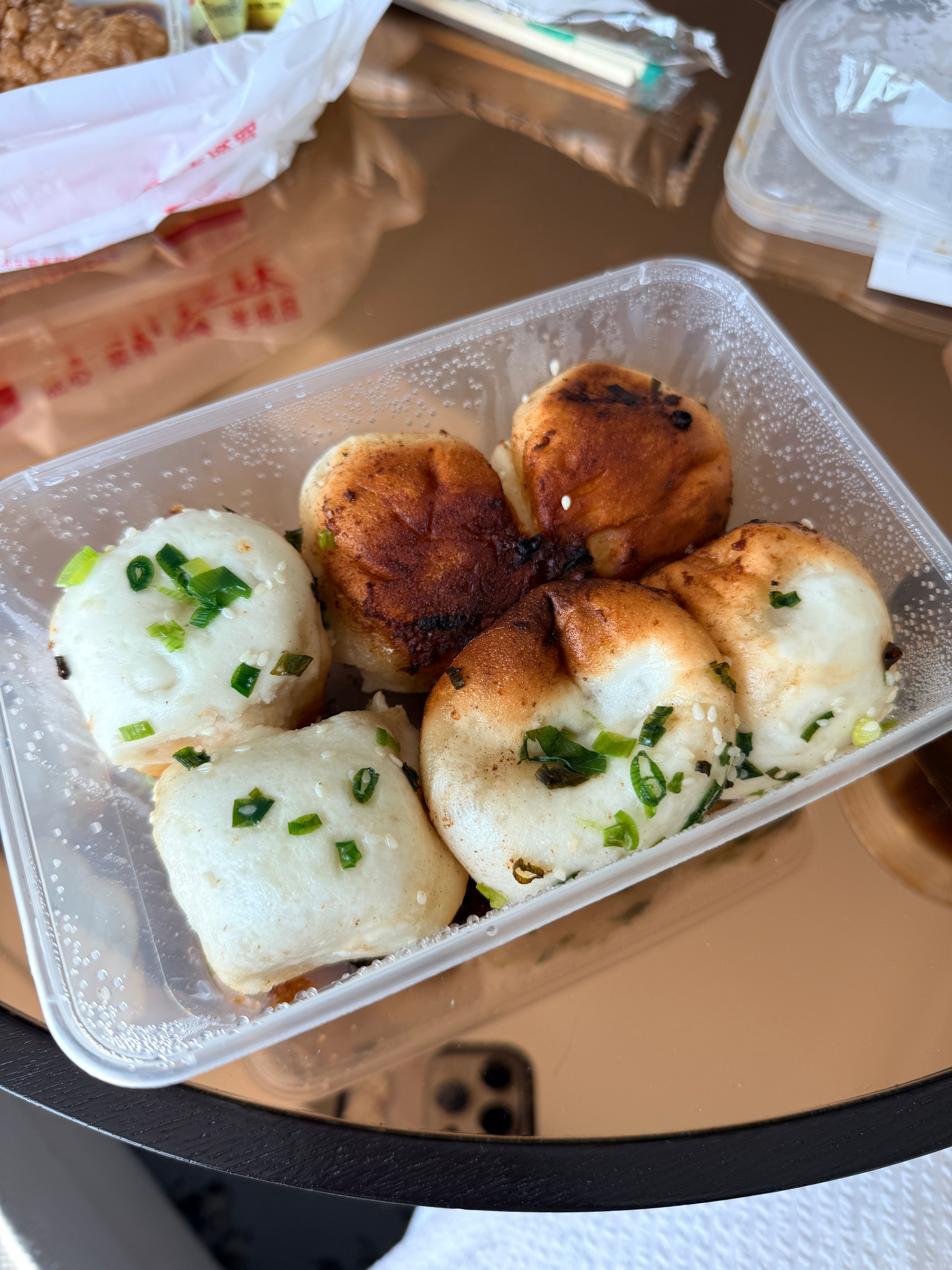 生煎你爱吃发面的还是死面的，第一次吃生煎就是发面生煎，小时候去上海玩小姨给我买的