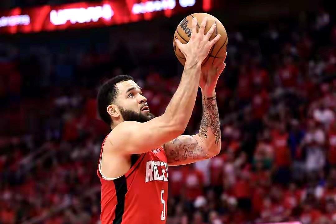 韧带撕裂仅半年就复出，这不是奇迹是玩命。去年九月右膝韧带撕裂，本该休养一年