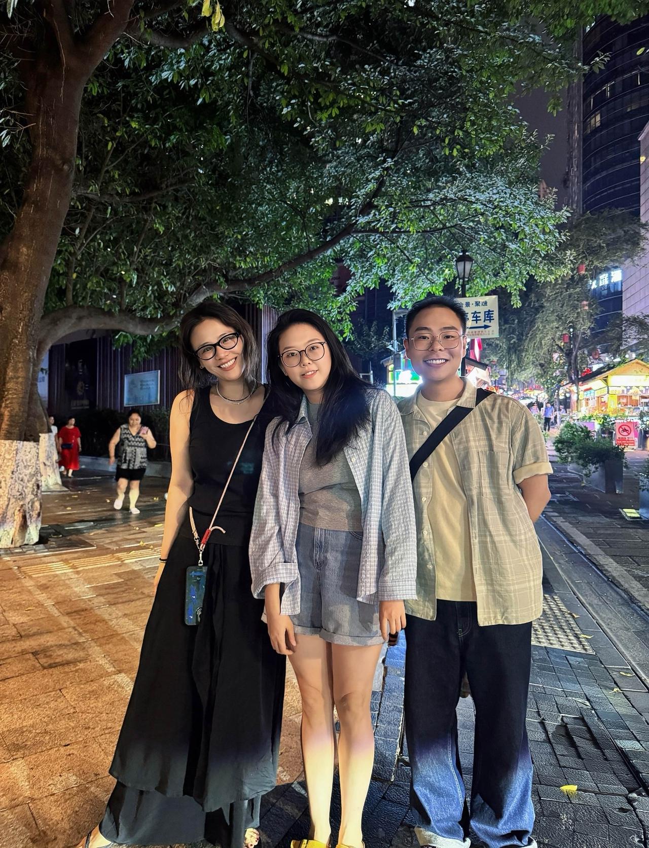 9月18日晚，有位小姐姐在重庆偶遇马思纯，不仅跟她合影了，还让小姐姐站C位，真是