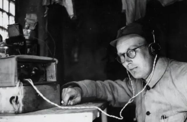 解放前，一村民回来告知敌人已撤了，交通员出村后忽发现：不对劲。这位交通员，