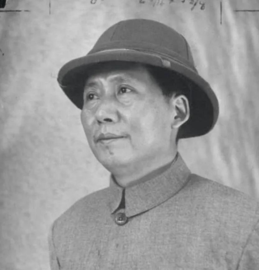 重庆谈判之前，周总理送给主席了一顶帽子，并让主席一定要把帽子戴着，这帽子的其实有