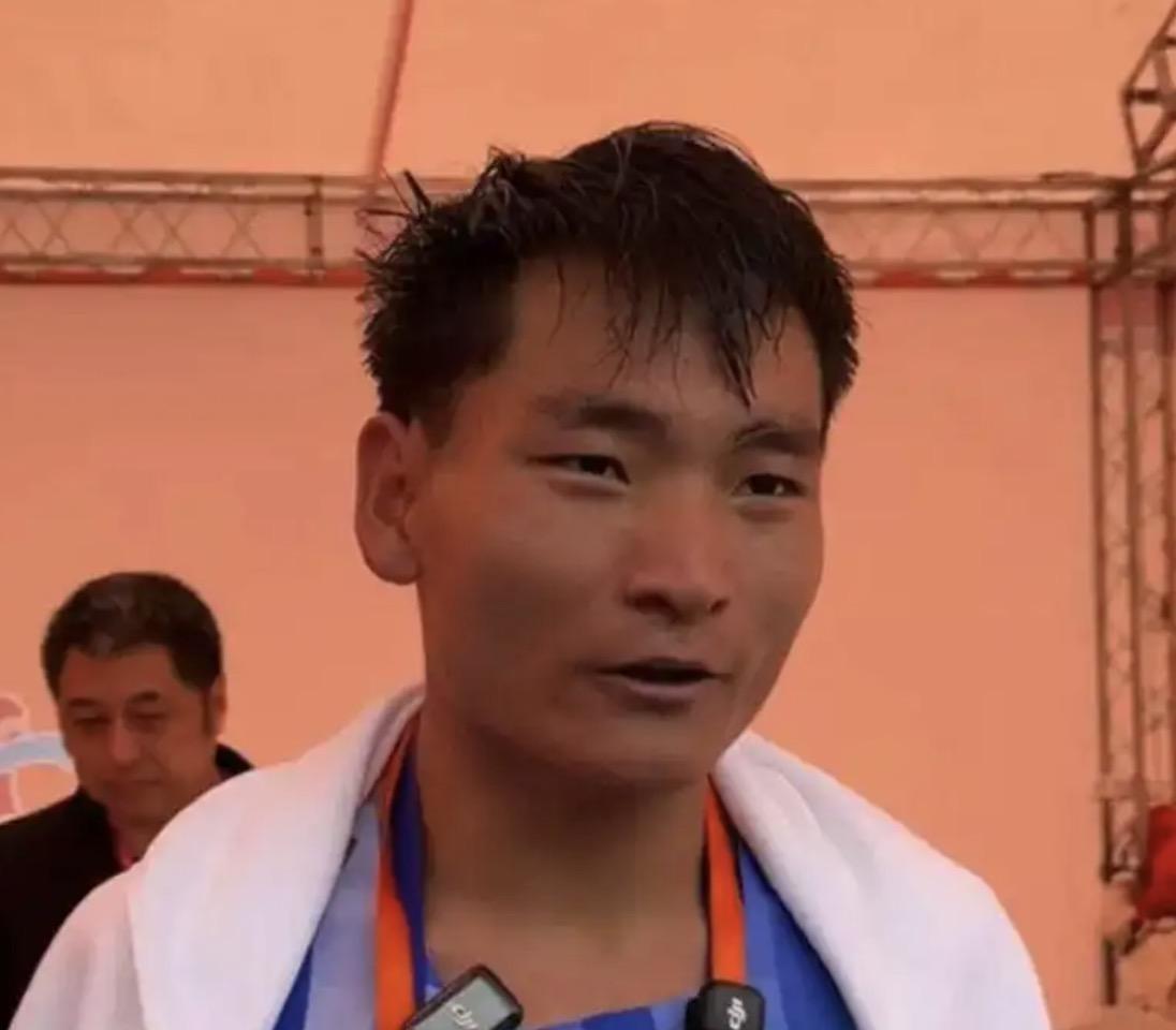 一场专业的马拉松比赛，参赛选手夺冠冲线时，竟然被裁判拦停带离赛道，事后一句裁判眼