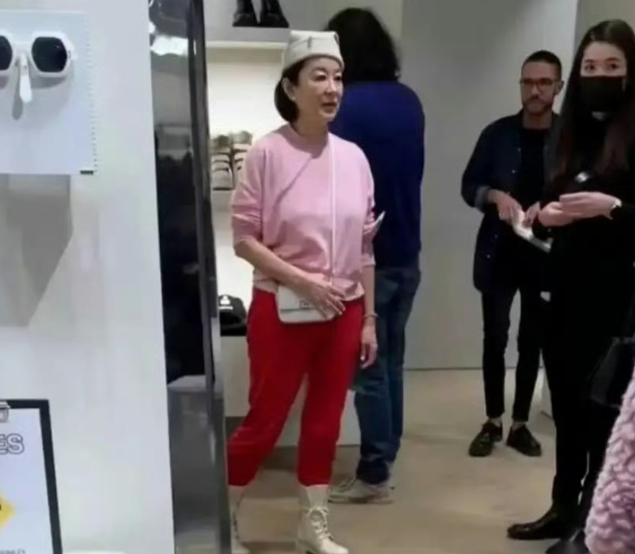林青霞也逃不过大妈审美一身花花粉粉国外扫货颠覆经典形象近日，林青霞在国外