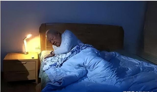人能活多久看起夜就能知道?医生:寿命长的人,起夜会有这3特征
