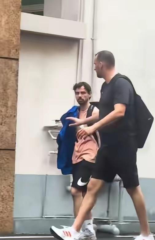 新教念，新理念！今天，广东宏远的新助理教练，拉多维奇正式到任，开启了首节训练课